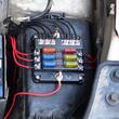 Cutie sigurante plate cu 6 circuite CC, linie conexiune negativa, indicator LED si capac protectie, 12-24V, 03038 Amio